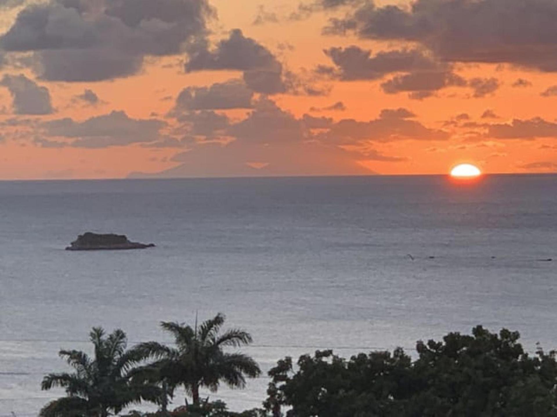 Attractive 2-Bed Apartment Stunning Sea View Dickenson Bay 外观 照片