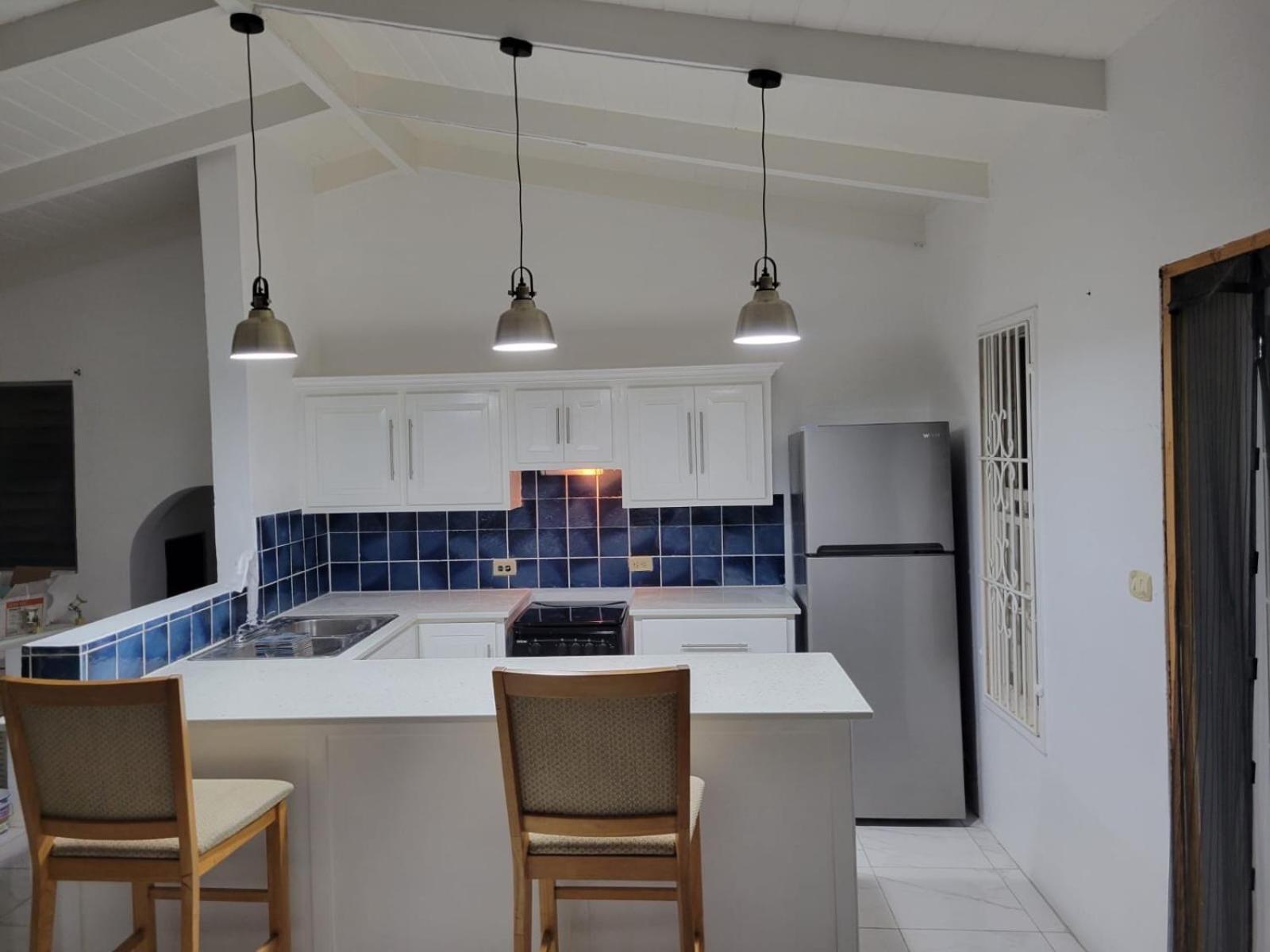 Attractive 2-Bed Apartment Stunning Sea View Dickenson Bay 外观 照片