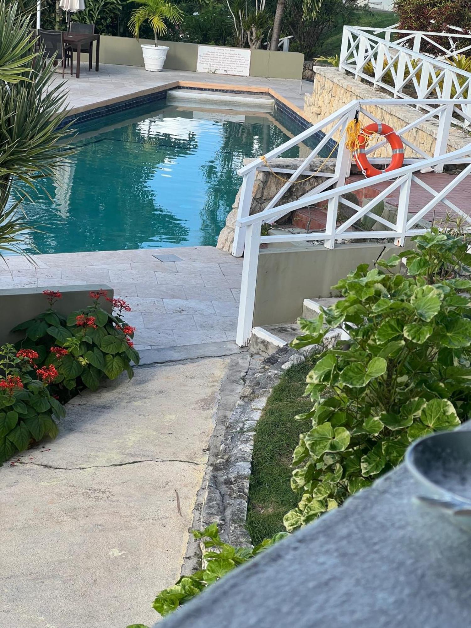 Attractive 2-Bed Apartment Stunning Sea View Dickenson Bay 外观 照片